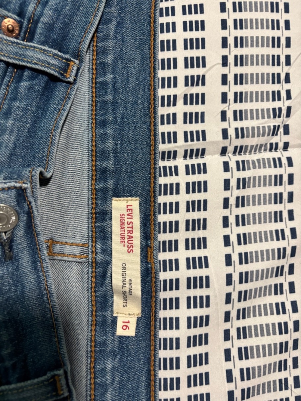 Levi's Medium Blue High-Rise Frayed Hem Jean Shorts - Picture 5 of 6